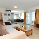 5 Bedroom Amazing In Casa de Férias