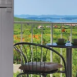 5 Bedroom Amazing In Casa de Férias *