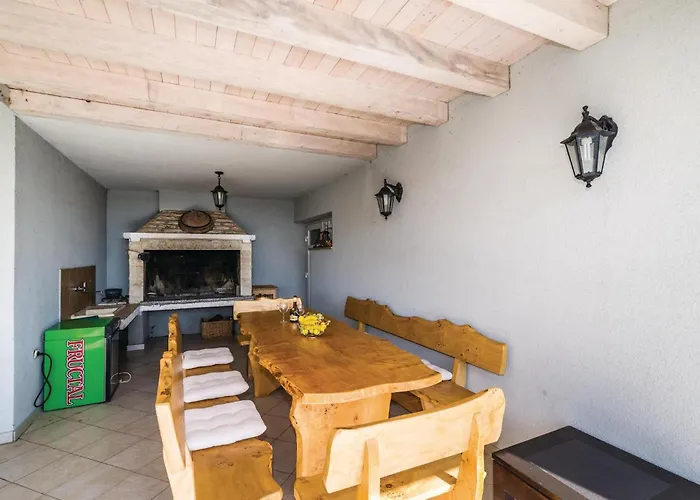 5 Bedroom Amazing In Σπίτι διακοπών Debeljak