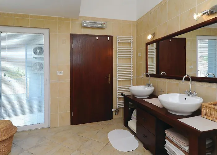 5 Bedroom Amazing In *