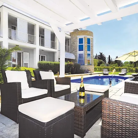 Holiday home 5 Bedroom Amazing Home In Debeljak Debeljak