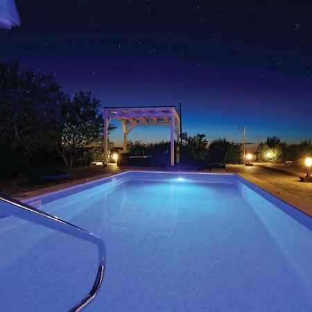 Holiday home 5 Bedroom Amazing Home In Debeljak Debeljak