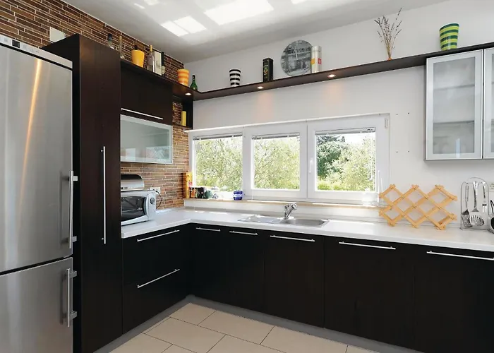 5 Bedroom Amazing Home In Debeljak Дом отдыха