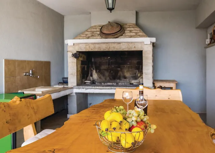 Дом отдыха 5 Bedroom Amazing Home In Debeljak *